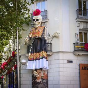 La calavera de Frida Kahlo de 13 m, da la bienvenida al público para visitar el tradicional mega altar de Día de Muertos.