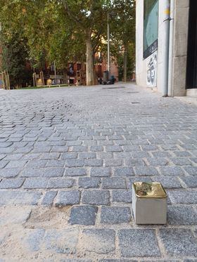 Ocho placas Stolpersteine, en homenaje a vecinos deportados a campos nazis, colocadas en Centro