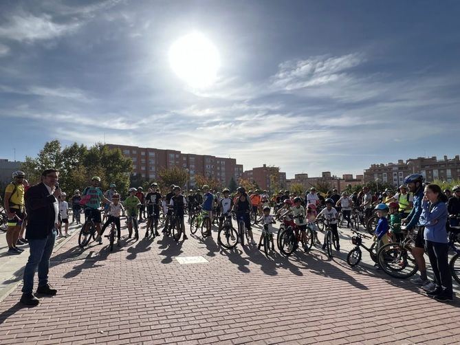 Organizada por la Junta Municipal de Carabanchel, fomenta la actividad física, el deporte en equipo y la movilidad sostenible.