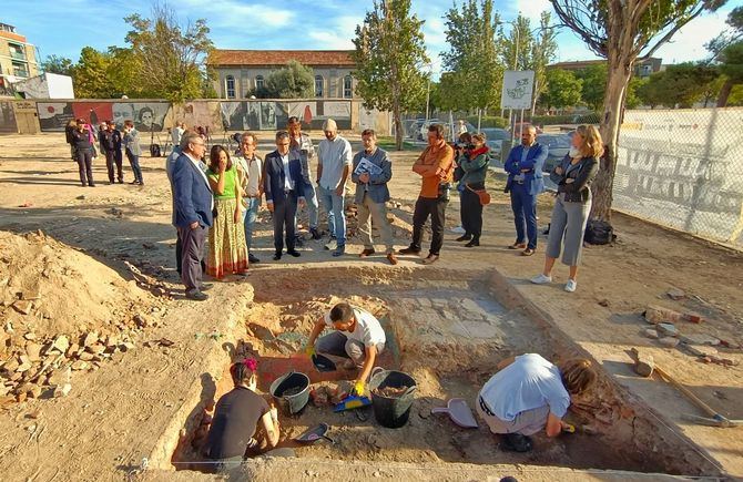 El ministro de la Presidencia, Relaciones con las Cortes y Memoria Democrática, Félix Bolaños, ha visitado junto al secretario de Estado de Memoria Democrática, Fernando Martínez, y la delegada del Gobierno en Madrid, Mercedes González, las excavaciones de las casas bombardeadas durante la Guerra Civil en el barrio de Entrevías.