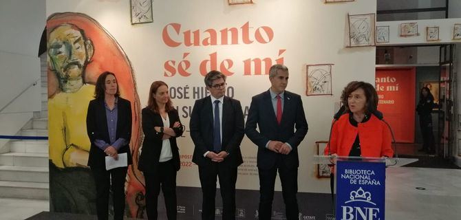 La exposición 'Cuanto sé de mí. José Hierro en su centenario (1922-2022)', organizada por la BNE, la Fundación Centro de Poesía José Hierro, la Comunidad de Madrid, la Comunidad de Cantabria y el Ayuntamiento de Getafe, reune más de 100 piezas en múltiples formatos, procedentes, principalmente, de los fondos de la Biblioteca y la Fundación Centro de Poesía José Hierro, de Getafe