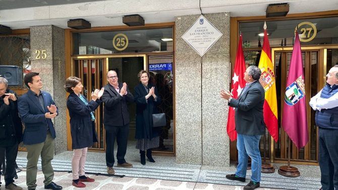 El distrito de Chamberí ha rendido este martes un homenaje al actor Enrique San Francisco, con el descubrimiento de una placa en la calle de Hilarión Eslava, 27, donde residió durante años.