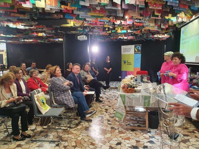 El delegado de Economía, Innovación y Empleo, Miguel Ángel Redondo, y la directora general de Consumo, Carmen Rebollo, han acudido este jueves a una exhibición de cocina con productos de Comercio Justo, que ha tenido lugar en el 'Impact Hub' del barrio de las Letras.