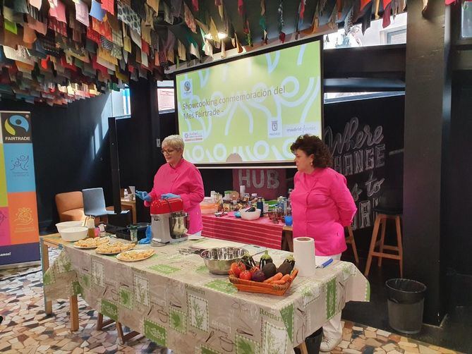 El Instituto Municipal de Consumo ha organizado esta muestra culinaria, en colaboración con el certificador de productos Fairtrade Ibérica y la organización social SETEM, y forma parte de las acciones que lleva a cabo el Consistorio madrileño para visibilizar este mercado equitativo y difundir sus valores entre los ciudadanos. 