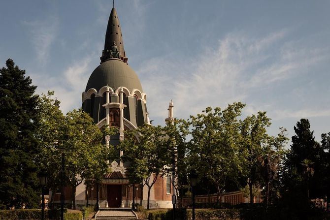 Santa María de la Almudena es la necrópolis más grande de Madrid y acoge los restos de grandes nombres de la literatura, la ciencia, la política y las artes.