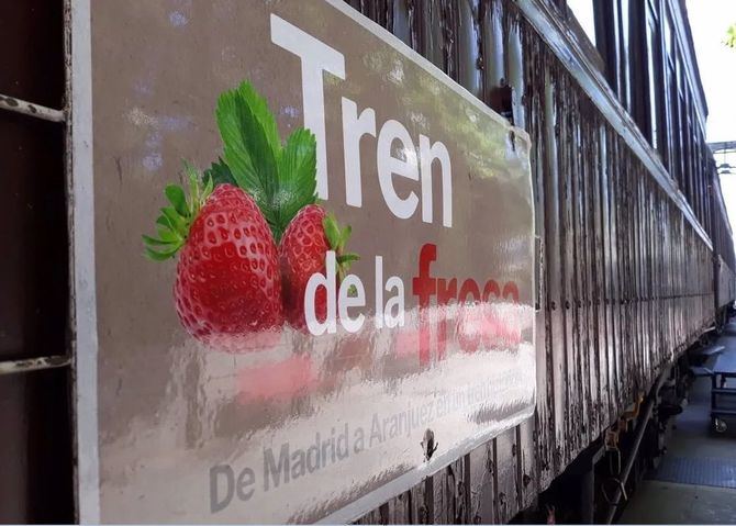 Este histórico tren funciona desde 1984, con un bello recorrido de Madrid a Aranjuez, localidad famosa por sus exquisitas fresas y cuyo Paisaje cultural es Patrimonio de la Humanidad. 