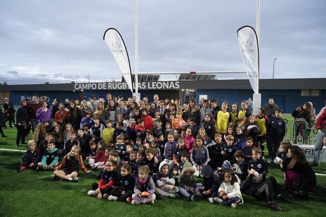 El alcalde de Madrid, José Luis Martínez-Almeida, acompañado por la concejala delegada de Deporte, Sofía Miranda, ha inaugurado estas instalaciones municipales en un acto que también ha contado con la presencia de las jugadoras de la selección femenina de rugby XV, Las Leonas, de quienes esta instalación ha adoptado el nombre como homenaje.