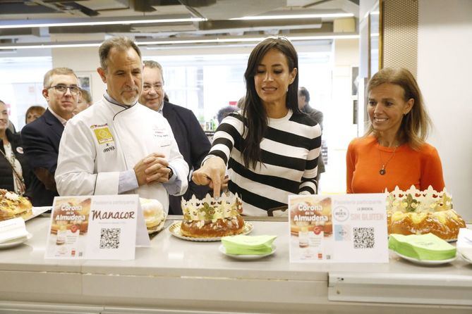 En el acto también se ha realizado una presentación, cata y degustación de diferentes versiones de la Corona de La Almudena preparadas por pastelerías artesanas. 