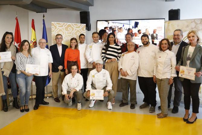 La vicealcaldesa, Begoña Villacís, y la delegada de Turismo, Almudena Maíllo, han asistido a la entrega de los sellos artesanos de calidad de la Asociación de Empresarios Artesanos Pasteleros de Madrid (ASEMPAS).