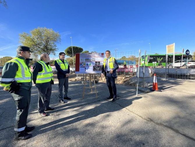 La Comunidad de Madrid está habilitando una nueva rotonda para mejorar el acceso al Hospital Cantoblanco, cuyas obras, en el punto kilométrico 15,6 de la vía de servicio de la carretera M-607, comenzaron a mediados de octubre.