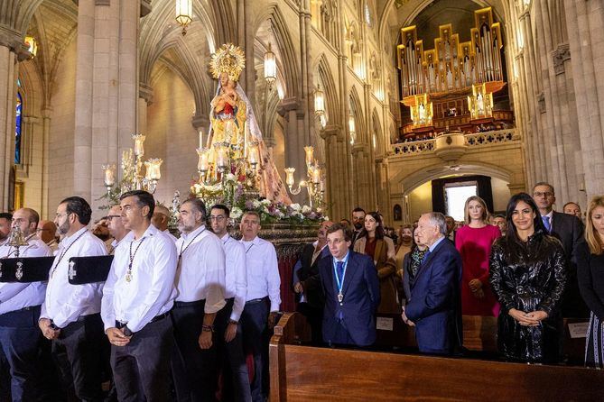 El alcalde de Madrid, José Luis Martínez-Almeida, ha asistido esta mañana a la misa mayor en honor a Nuestra Señora de la Almudena, patrona de la capital, presidida por el arzobispo de Madrid, cardenal Carlos Osoro, en donde ha renovado el Voto de la Villa cumpliendo así con la tradición tras una ofrenda floral en el altar. 