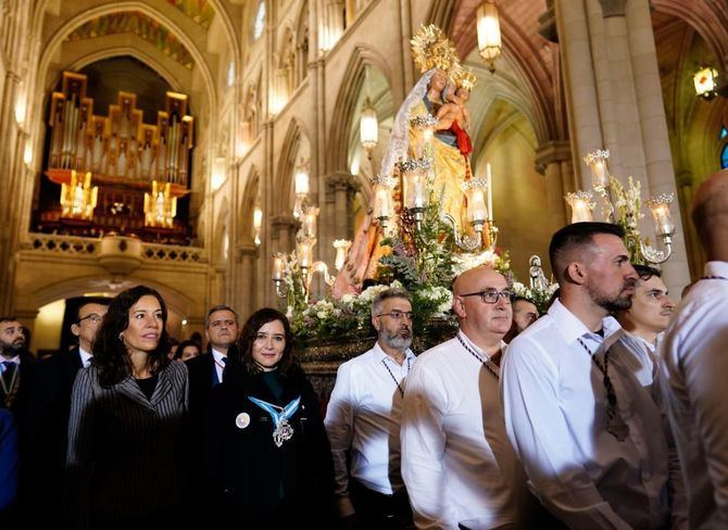 La presidenta de la Comunidad de Madrid, Isabel Díaz Ayuso, ha asistido hoy a la Misa Solemne celebrada con motivo de la festividad de Nuestra Señora Santa María la Real de la Almudena, patrona de la ciudad de Madrid. Antes de comenzar la ceremonia, ha pedido a la Virgen “convivencia, salud, unidad y prosperidad”. 