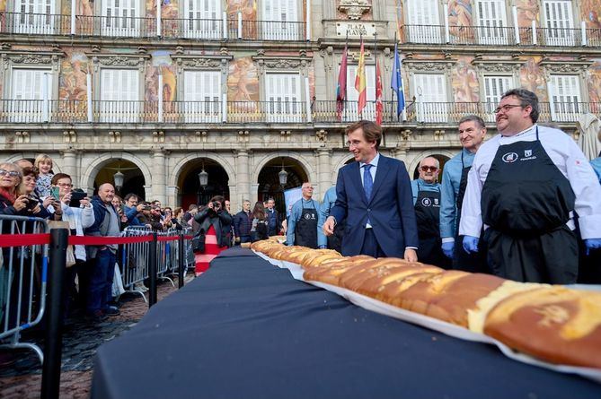 Este dulce artesanal de 17 metros de diámetro ha sido elaborado por la Asociación de Cocineros y Reposteros de Madrid (ACYRE) en colaboración con el área de Cultura, Turismo y Deporte.