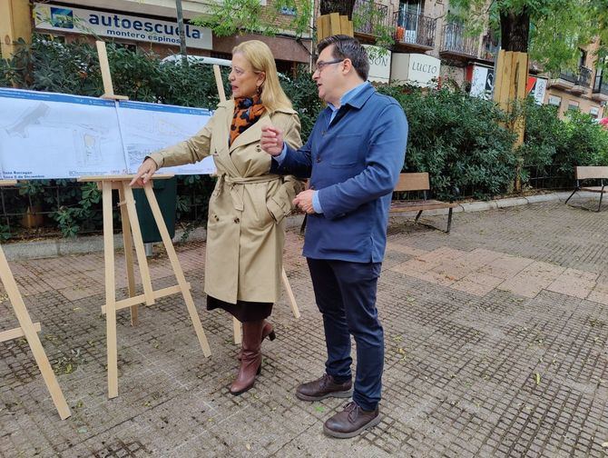 La delegada de Obras y Equipamientos, Paloma García Romero, acompañada del concejal de Carabanchel, Álvaro González, ha visitado hoy los trabajos de remodelación que se están llevando a cabo en la plaza.