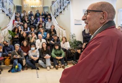 El maestro ceramista Gálvez, en una muestra