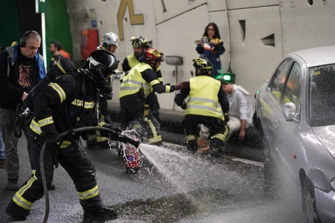 Más de un centenar de efectivos de Bomberos del Ayuntamiento de Madrid, Policía Municipal, SAMUR-Protección Civil, el Centro de Gestión de Movilidad, el 112 y personal de emergencias de Madrid Calle 30 han participado en el simulacro.