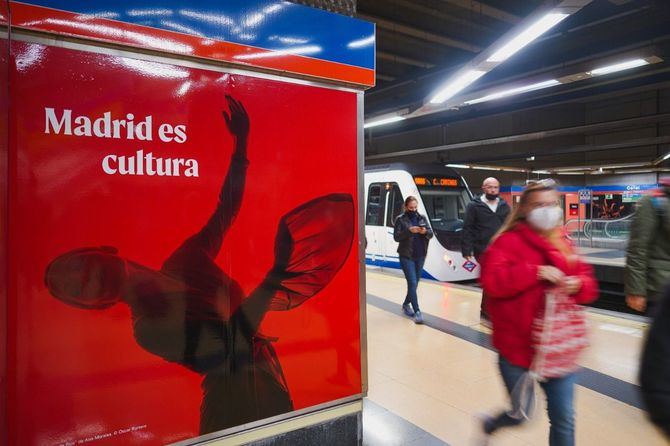 La Comunidad de Madrid ha presentado, este viernes, la tematización de la estación de Metro de Canal, que convierte a sus pasillos y andenes en un tributo a las artes escénicas, con vinilos de artistas como Camarón, Nina Simone o Miguel Mihura.