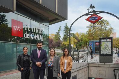 La consejera de Cultura, Turismo y Deporte del Ejecutivo regional, Marta Rivera de la Cruz, ha inaugurado los vinilos impresos que se han instalado en cerca de 1.000 metros cuadrados del suburbano en este emplazamiento.