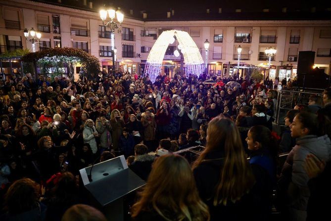 En primer lugar, se ha procedido al encendido desde la Plaza Mayor, en el centro de la ciudad. Allí, la primer edil ha activado esta iluminación y el acto ha continuado con la actuación de los coros de los niños de los colegios San José Obrero y Escolapios que han cantado distintos villancicos.