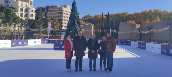 En el acto ha estado acompañado por José Fernández Sánchez, concejal del distrito de Salamanca, y Andrea Sarto Arroyos, patinadora del Club de Hielo Jaca, con capacidades especiales.