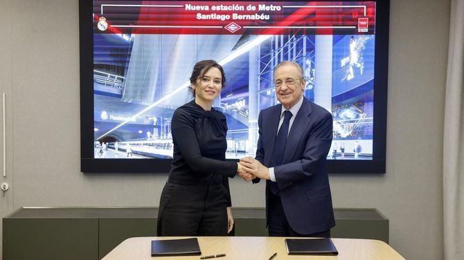 La presidenta regional, Isabel Díaz Ayuso, durante el anuncio de las obras de modernización de la estación de Metro de Santiago Bernabéu, en la Línea 10, en el que ha firmado un protocolo con el presidente del Real Madrid Club de Fútbol, Florentino Pérez, para colaborar en su renovación y tematización, que será plenamente accesible, más amplia y con las últimas tecnologías.