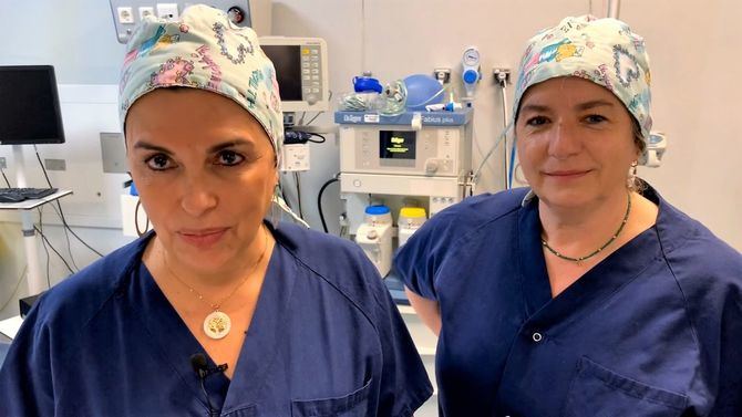 La Dra. Carmen Pingarrón Santofimia, jefa de equipo de Ginecología y Obstetricia y Coordinadora de la Unidad de Menopausia, junto con la Dra. Silvia Poyo, del Hospital Quirónsalud San José, 