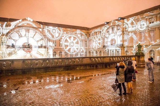 Quien visite Bruselas durante estos días se verá atrapado por la decoración de las 160 calles bruselenses, que se visten de gala para celebrar la Navidad.