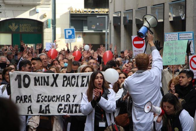 Los médicos y pediatras de Atención Primaria en huelga han llevado, este jueves, a la Asamblea de Madrid su protesta para reclamar mejoras en este primer nivel asistencial, en una semana en la que las movilizaciones han cobrado protagonismo ante el enquistamiento de las negociaciones.