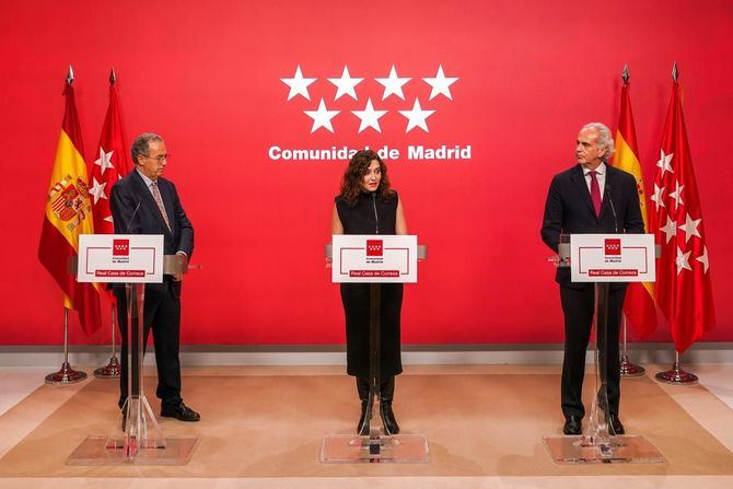 La presidenta de la Comunidad, Isabel Díaz Ayuso, anunció este miércoles, en la rueda de prensa tras el Consejo de Gobierno, una serie de medidas en materia de Sanidad, con estabilización de empleo, mejoras salariales, reducción de citas y medidas para fidelizar a los sanitarios. 'Nada nuevo', resumió el comité de huelga para valorar las propuestas.