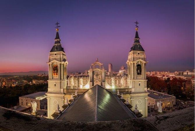 Las campanas de la catedral de la Almudena sonarán este sábado, a las 12.00 horas, para celebrar la resolución de la Unesco de declarar el toque manual de campanas como Patrimonio Inmaterial de la Humanidad.