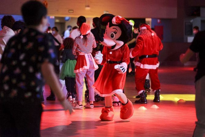 La tarde del día de Nochebuena la pista de patinaje más grande de Madrid se convertirá por unas horas en la sede de Papá Noel, dónde niños y mayores podrán entregar sus cartas y hablar con Santa Claus.