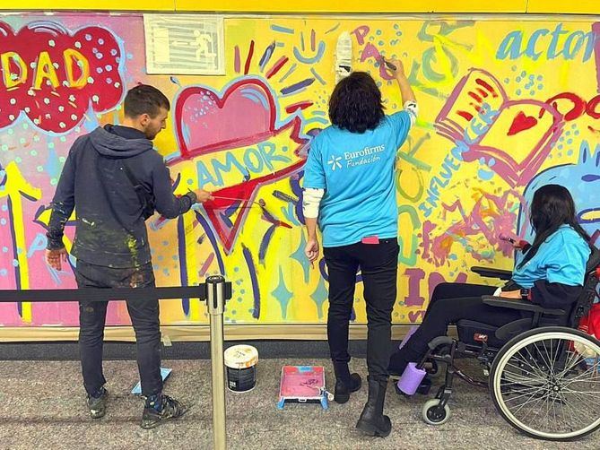 Metro de Madrid, en colaboración con la Fundación Eurofirms y el grupo de artistas urbanos Boa Mistura, ha presentado hoy una iniciativa en la estación de Metro de Sol que ha consistido en pintar un mural de 20 metros, a modo de manifiesto, con el objetivo de concienciar sobre la necesidad de facilitar el acceso al entorno laboral a las personas con discapacidad. 