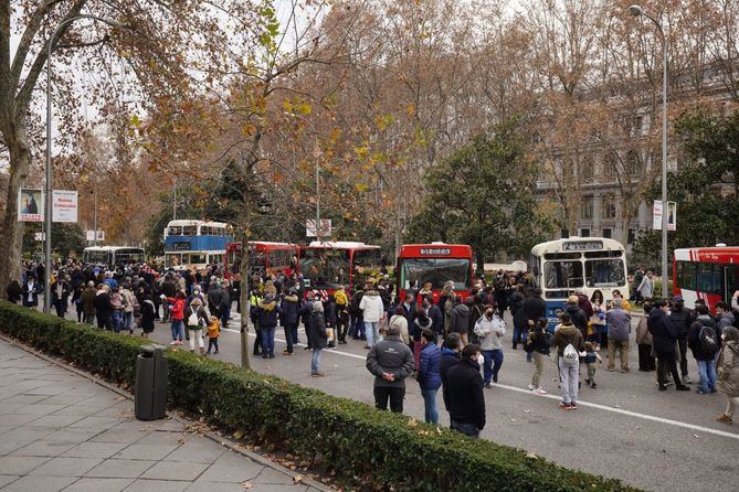 Los doce vehículos estarán expuestos en el paseo del Prado, de 10.00 a 13.00 horas. A partir de las 13.00 h, los autobuses circularán por la ciudad, haciendo dos breves paradas en la plaza de Colón y la plaza de España.