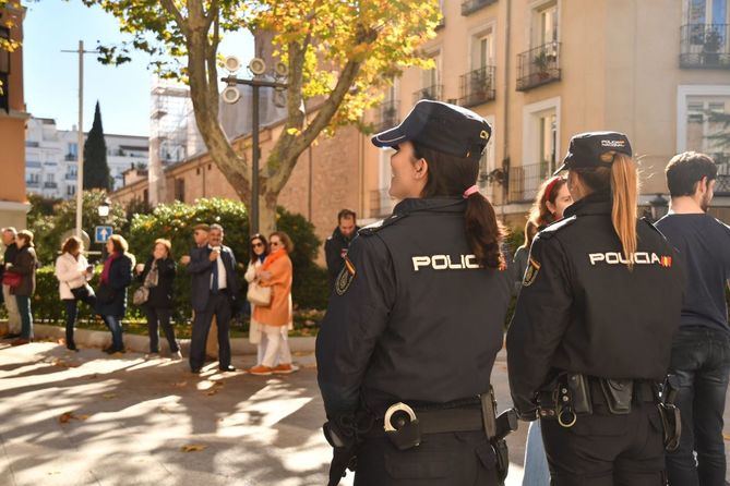 El 'Plan Navidad 2022' para coordinar todas las acciones de esta campaña –del 1 de diciembre al 6 de enero– cuenta con 1.048 efectivos de Policía Nacional, que participan diariamente en el dispositivo especial como refuerzo de la seguridad durante las fiestas navideñas.