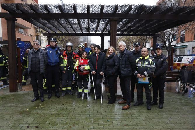 Los servicios de emergencias del Ayuntamiento de Madrid (Cuerpo municipal de Bomberos y SAMUR-Protección Civil) y de la Comunidad de Madrid han llevado a cabo hoy un simulacro de accidente en el intercambiador de plaza de Castilla, con asistencia de la delegada de Seguridad y Emergencias y portavoz, Inmaculada Sanz, y del consejero regional de Transportes e Infraestructuras, David Pérez.