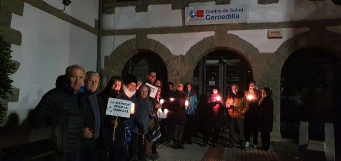 De forma paralela, en una decena de centros de salud de la Comunidad de Madrid se han registrado encierros y protestas en la que los convocantes han denominado 'noches blancas', con profesionales sanitarios que se han congregado entre las 21.00 y las 00.00 horas para explicar sus demandas.