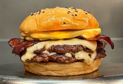 Esta hamburguesa tiene una receta exclusiva, que incluirá una salsa holandesa especial secreta y queso gouda. 