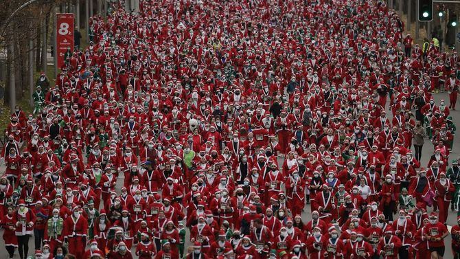 Más de 6.000 corredores vestidos de Papá Noel y de elfos inundan Madrid para recaudar fondos para Cruz Roja