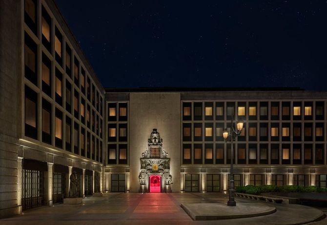 Situado en una tranquila plaza rodeada por edificios históricos, The Madrid Edition se encuentra en el distrito de Centro, cerca de la puerta del Sol, uno de los lugares más famosos de la ciudad, y del Triángulo Dorado del Arte: los tres museos de arte más importantes de Madrid.