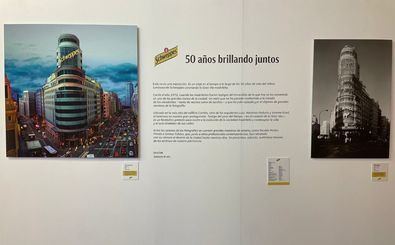 El espacio cultural Serrería Belga (Alameda, 15) ha acogido, del 13 al 20 de diciembre, a una exposición fotográfica dedicada a los 50 años del luminoso Schweppes en Gran Vía.