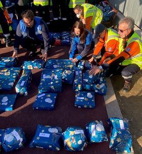 Más de un centenar de pequeños del centro Las Caracolas reciben regalos de Reyes por adelantado