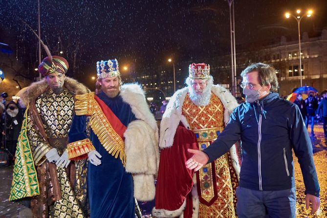 El desfile comenzará a las 18.30 horas, en la plaza de San Juan de la Cruz, para culminar, sobre las 20.30 horas, en la plaza de Cibeles, desde donde los Reyes Magos se dirigirán a todos los niños del mundo.