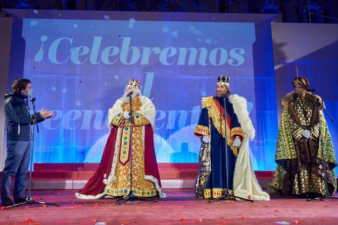 En total se lanzarán 2.400 kilos de caramelos sin gluten y envueltos en papel biodegradable, de los cuales 400 kilos irán destinados a cada una de las carrozas de los Reyes Magos.