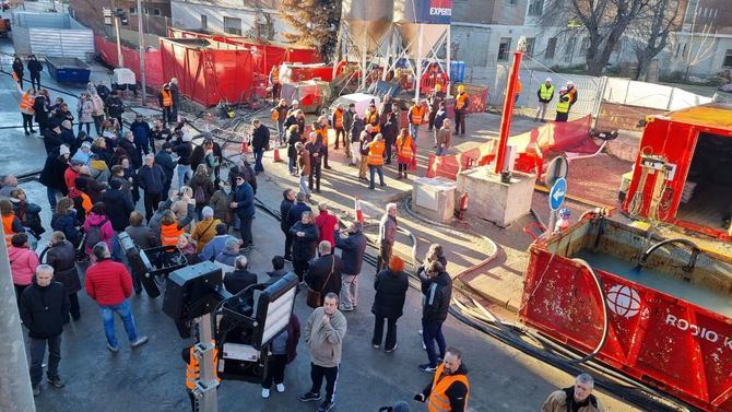 Los vecinos de San Fernando de Henares afectados en sus viviendas por las obras de la línea 7B del Metro paralizaban este jueves las obras de consolidación del terreno que desde hace meses se realizan en las zonas más dañadas y que, tal y como aseguran los vecinos, están siendo infructuosas.