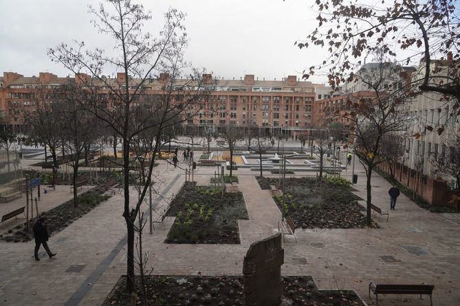 El nuevo diseño redefine algunos de los antiguos usos de la plaza, respetando el espacio central que cuenta con nuevo arbolado, mobiliario y zonas ajardinadas renovadas.