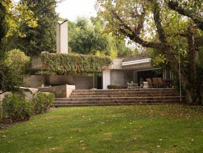 La casa García-Valdecasas se ejecuta coetáneamente y por el mismo arquitecto que la vecina casa Carvajal. Ambos edificios, emplazados en Somosaguas, fueron distinguidos con el premio Fritz Schumacher de arquitectura de la Universidad Técnica de Hannover en 1968. Se construyó para vivienda de los suegros del arquitecto, Javier Carvajal.