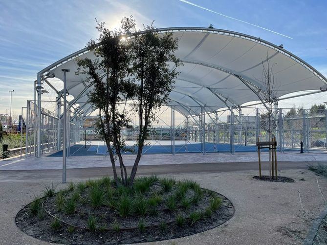 Las instalaciones del ‘Jardín del Olmo Viejo’ cuenta con una pista polideportiva cubierta, un ágora, una zona de juegos infantiles así como conexiones ciclistas y peatonales.