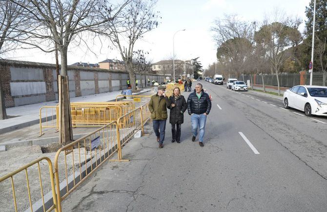 La delegada de Obras y Equipamientos, Paloma García Romero, acompañada del concejal de Fuencarral-El Pardo, Javier Ramírez, ha visitado este martes los trabajos. La remodelación, que busca la mejora de la accesibilidad y la funcionalidad, incluye la avenida de la Guardia, las calles de Manuel Alonso y Mira el Río y la carretera de El Pardo a Fuencarral.