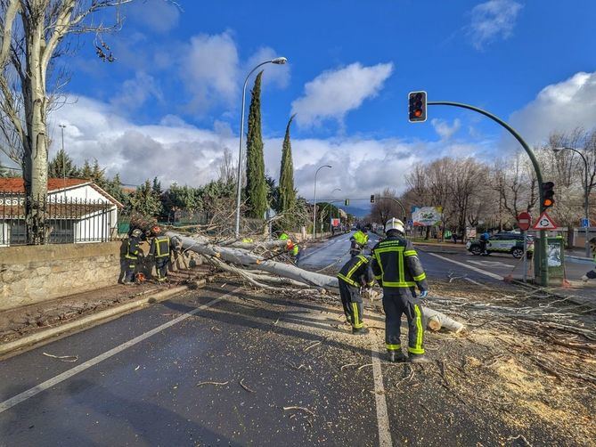 Los servicios de emergencias recomiendan máxima precaución en las carreteras secundarias de la zona de la sierra de la Comunidad de Madrid. Los puertos están abiertos y las máquinas quitanieves y vehículos del ERIVE trabajando con intensidad, para garantizar la movilidad.