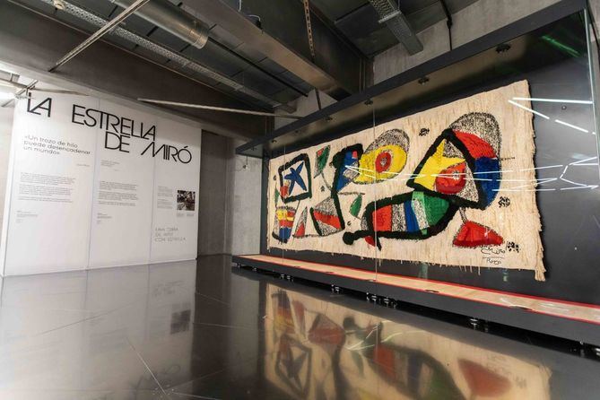 Restaurado en directo durante abril de 2022 en CaixaForum Barcelona, ahora se expone en el vestíbulo de CaixaForum Madrid. Una oportunidad para contemplar en vivo esta pieza y conocer su historia.